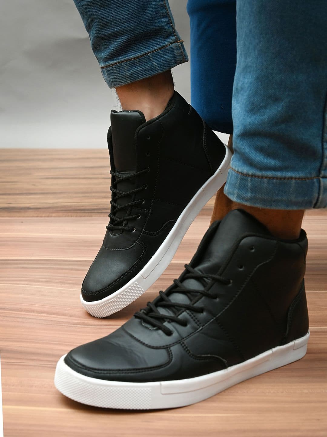 Roadster Men Black & White Solid Leather Sneakers