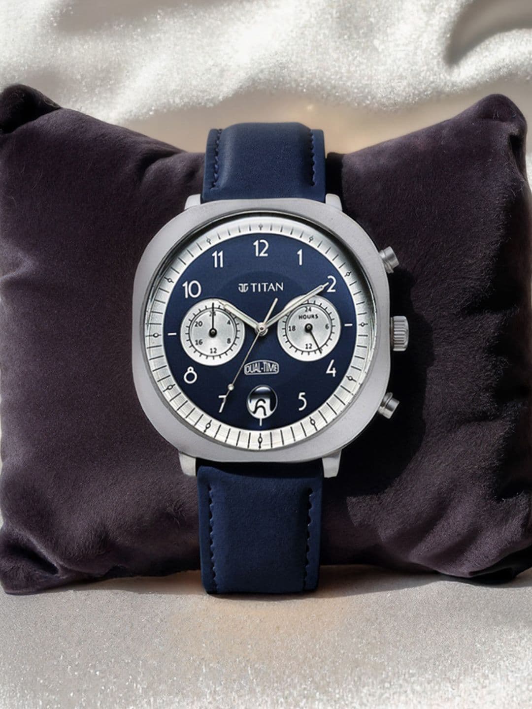 Titan Men Dial & Leather Straps Analogue Watch 10022SL01