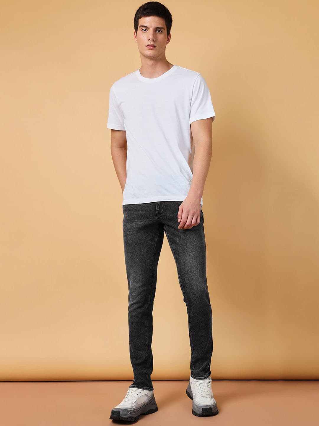 Wrangler Men Skanders Slim Fit Low-Rise Clean Look Heavy Fade Stretchable Jeans